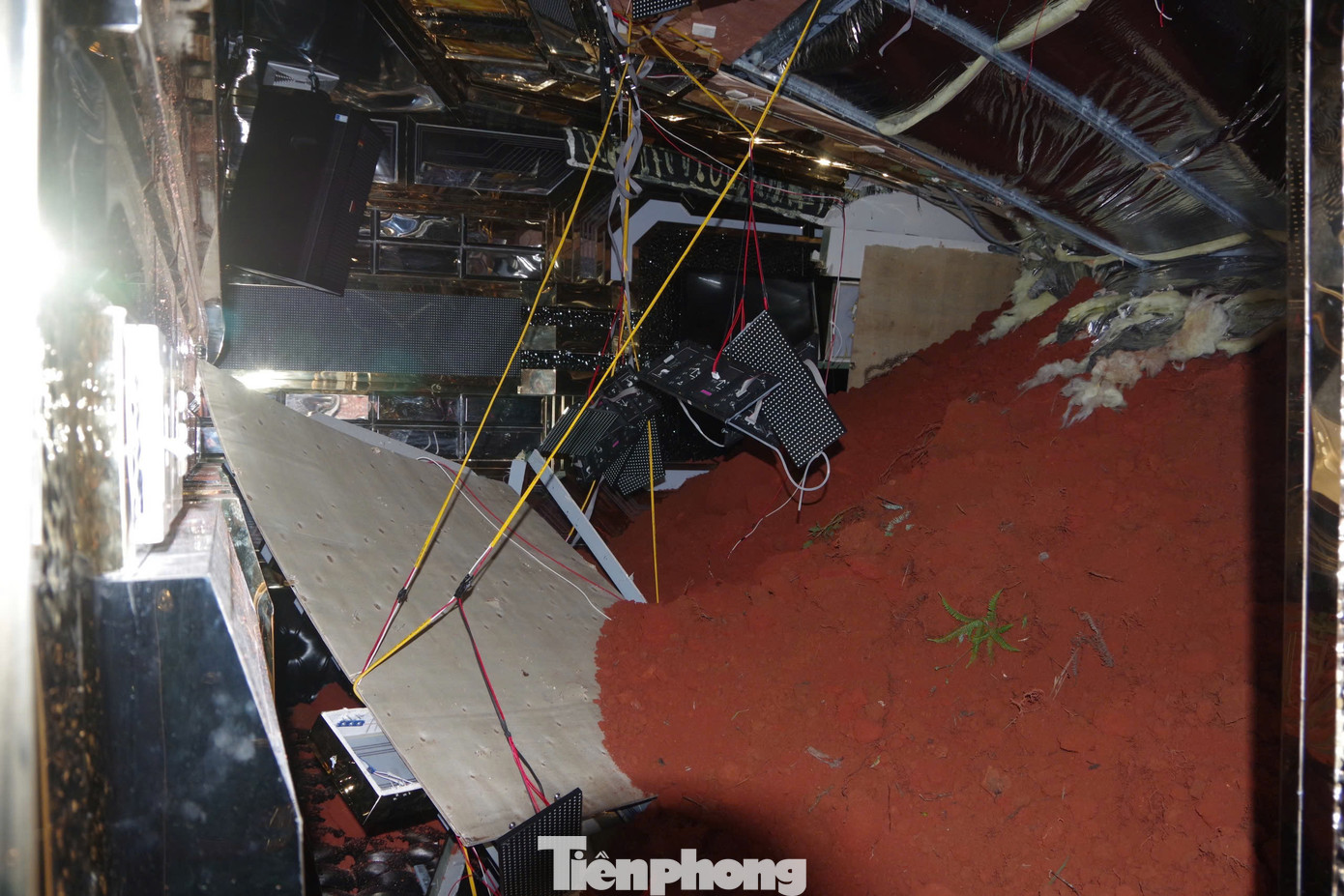 Đất đá vùi kín phòng hát karaoke. Ảnh: D,N Đất đá vùi kín phòng hát karaoke. Ảnh: D,N