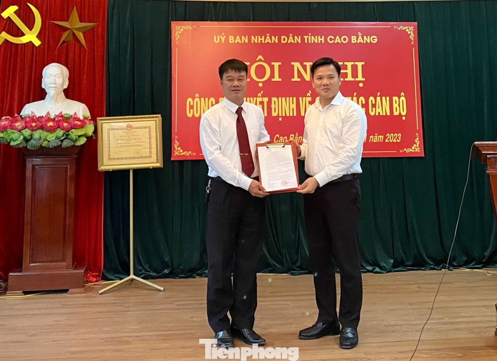 Ông Triệu Thanh Sơn (bìa trái) nhận Quyết định bổ nhiệm từ lãnh đạo UBND tỉnh Cao Bằng. Ông Triệu Thanh Sơn (bìa trái) nhận Quyết định bổ nhiệm từ lãnh đạo UBND tỉnh Cao Bằng.