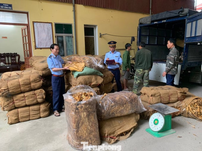 Lực lượng chức năng tỉnh Lạng Sơn kiểm đếm gần 14,5 tấn lá thuốc lá nghi nhập lậu từ Trung Quốc.