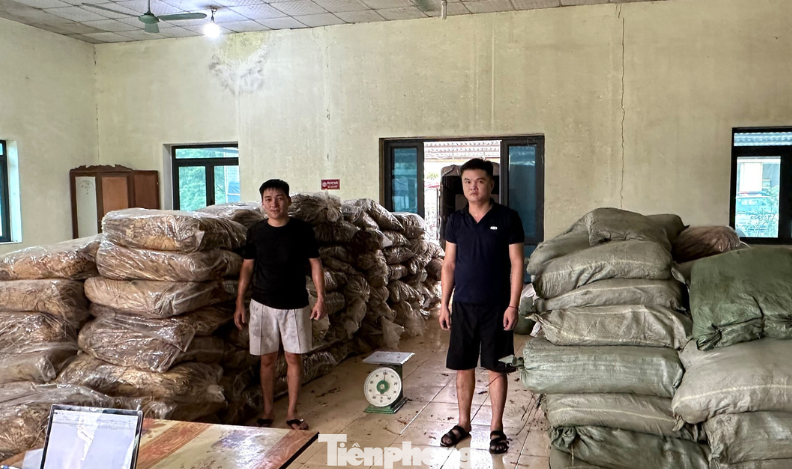 Hai đối tượng Trần Văn Phước và Trịnh Văn Ly cùng tang vật.