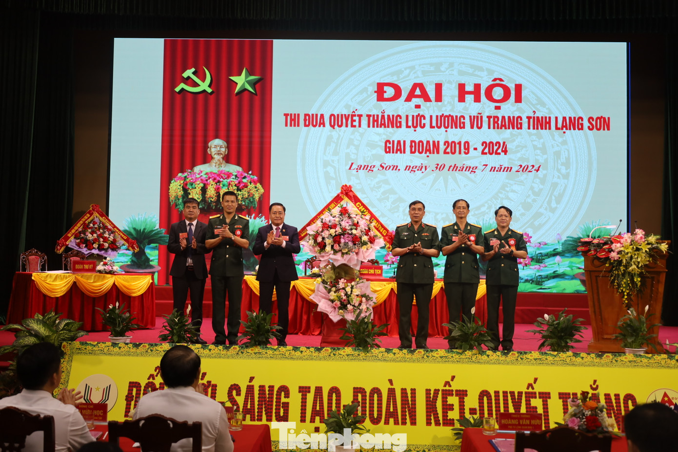 Lãnh đạo Quân khu 1 tặng hoa chúc mừng Đại hội. Ảnh: Duy Chiến Lãnh đạo Quân khu 1 tặng hoa chúc mừng Đại hội. Ảnh: Duy Chiến