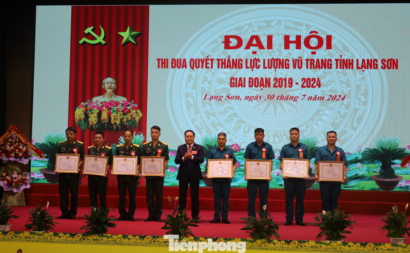 Các tập thể có thành tích xuất sắc nhận Bằng khen của Chủ tịch UBND tỉnh Lạng Sơn. Ảnh: Duy Chiến Các tập thể có thành tích xuất sắc nhận Bằng khen của Chủ tịch UBND tỉnh Lạng Sơn. Ảnh: Duy Chiến