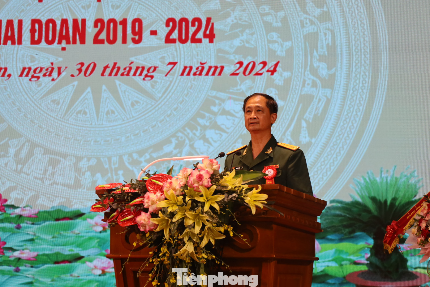 Đại tá Lê Văn Bền - Chính ủy Bộ CHQS tỉnh Lạng Sơn, báo cáo Tổng kết công tác thi đua khen thưởng và phong trào thi đua quyết thắng giai đoạn 2019-2024. Ảnh: Duy Chiến Đại tá Lê Văn Bền - Chính ủy Bộ CHQS tỉnh Lạng Sơn, báo cáo Tổng kết công tác thi đua khen thưởng và phong trào thi đua quyết thắng giai đoạn 2019-2024. Ảnh: Duy Chiến