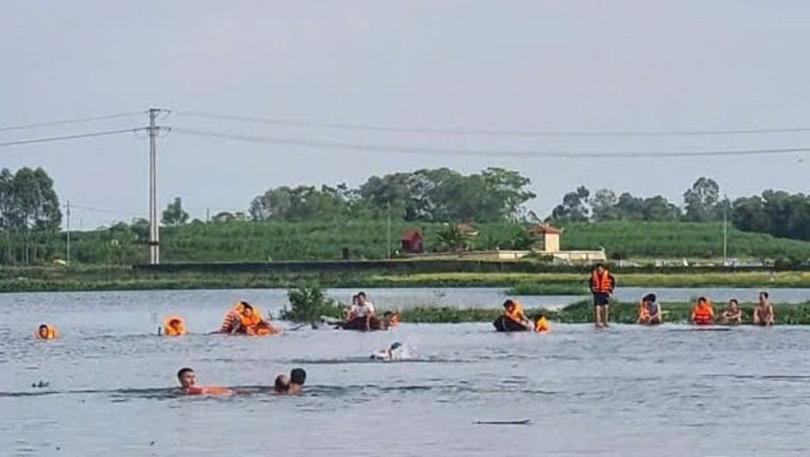 Lực lượng chức năng và nhân dân nỗ lực tìm kiếm thanh niên mất tích.