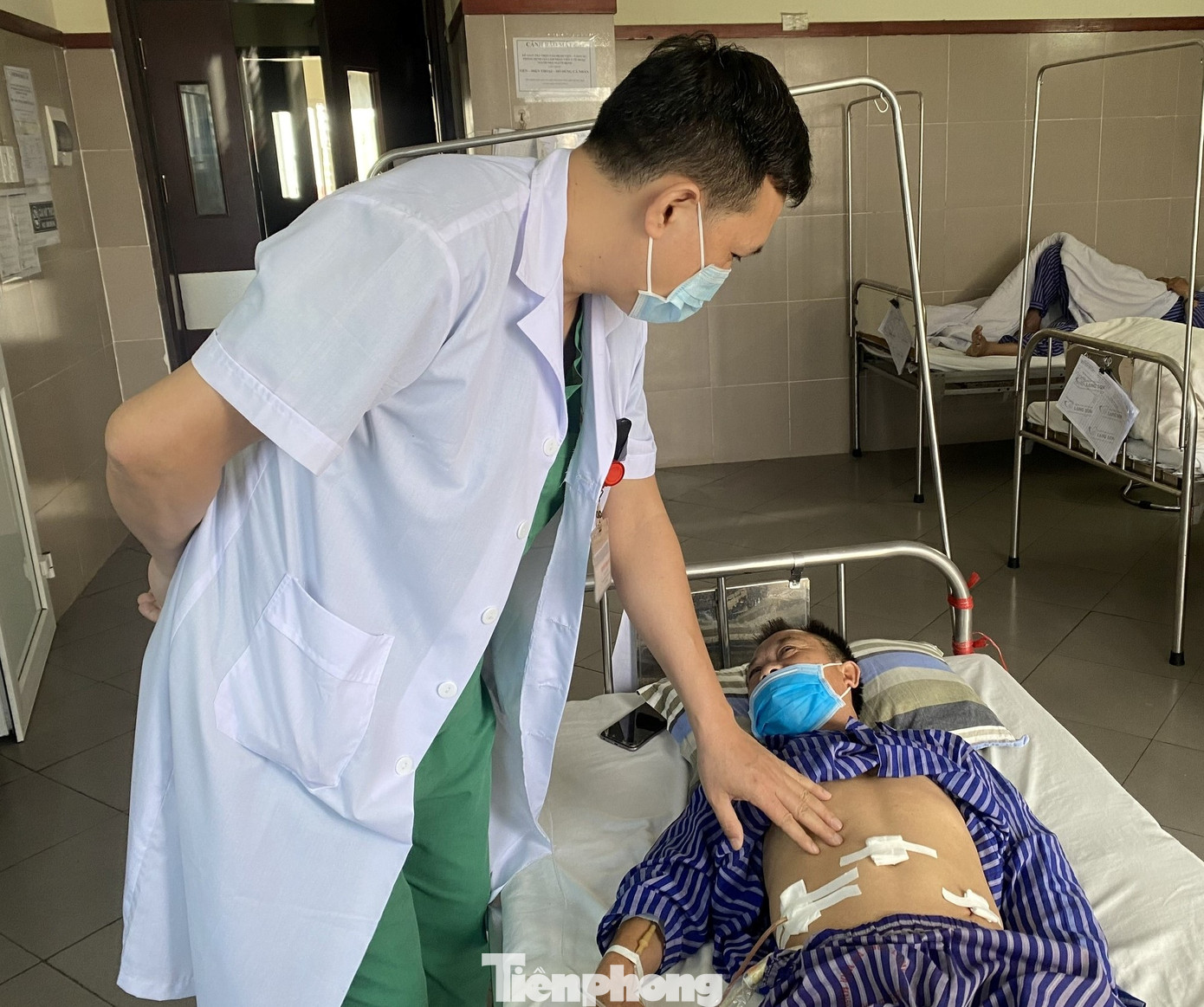 Bệnh nhân T đang cấp cứu tại bệnh viện. Ảnh: ĐK