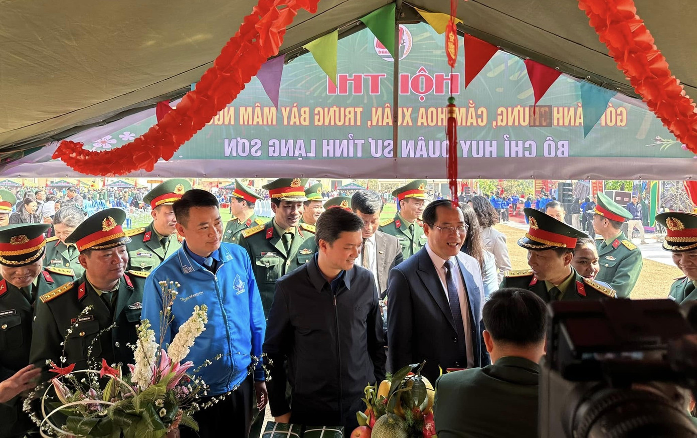 Bí thư T.Ư Đoàn Nguyễn Minh Triết (giữa) tham quan các gian hàng trưng bày của thanh niên.