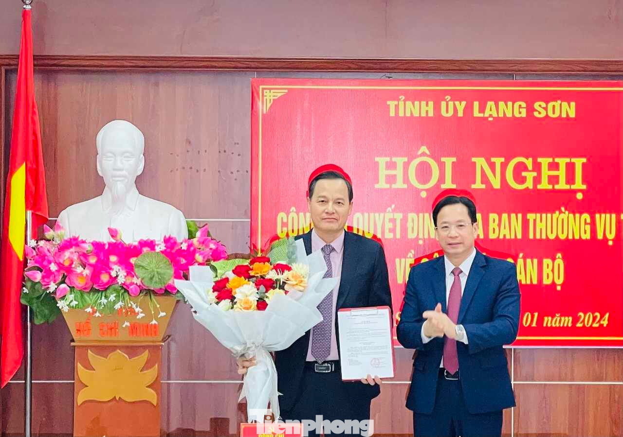 Ông Hoàng Văn Nghiệm, Phó Bí thư Thường trực Tỉnh ủy trao Quyết định, tặng hoa chúc mừng tân Trưởng ban Nội chính Tỉnh ủy Phùng Quang Hội (bìa trái). Ảnh: Duy Chiến