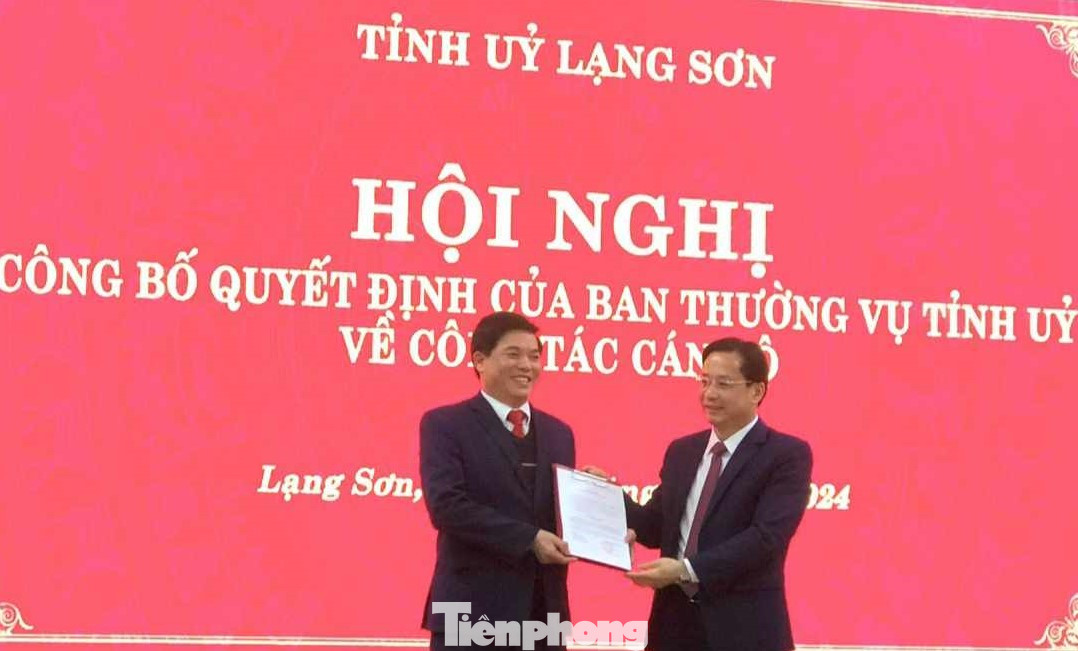 Ông Nông Lương Chấn (bìa trái) nhận Quyết định bổ nhiệm vị trí công tác mới. Ảnh: Duy Chiến