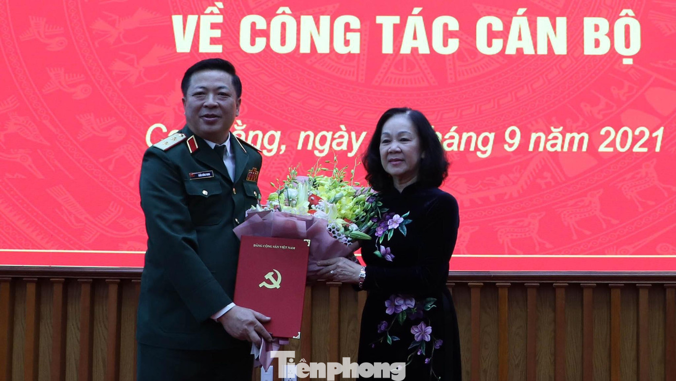 Uỷ viên Bộ Chính trị, Bí thư Trung ương Đảng, Trưởng ban Tổ chức Trung ương Trương Thị Mai trao Quyết định cho tân Bí thư Tỉnh ủy Cao Bằng Trần Hồng Minh. Ảnh: Duy Chiến Uỷ viên Bộ Chính trị, Bí thư Trung ương Đảng, Trưởng ban Tổ chức Trung ương Trương Thị Mai trao Quyết định cho tân Bí thư Tỉnh ủy Cao Bằng Trần Hồng Minh. Ảnh: Duy Chiến