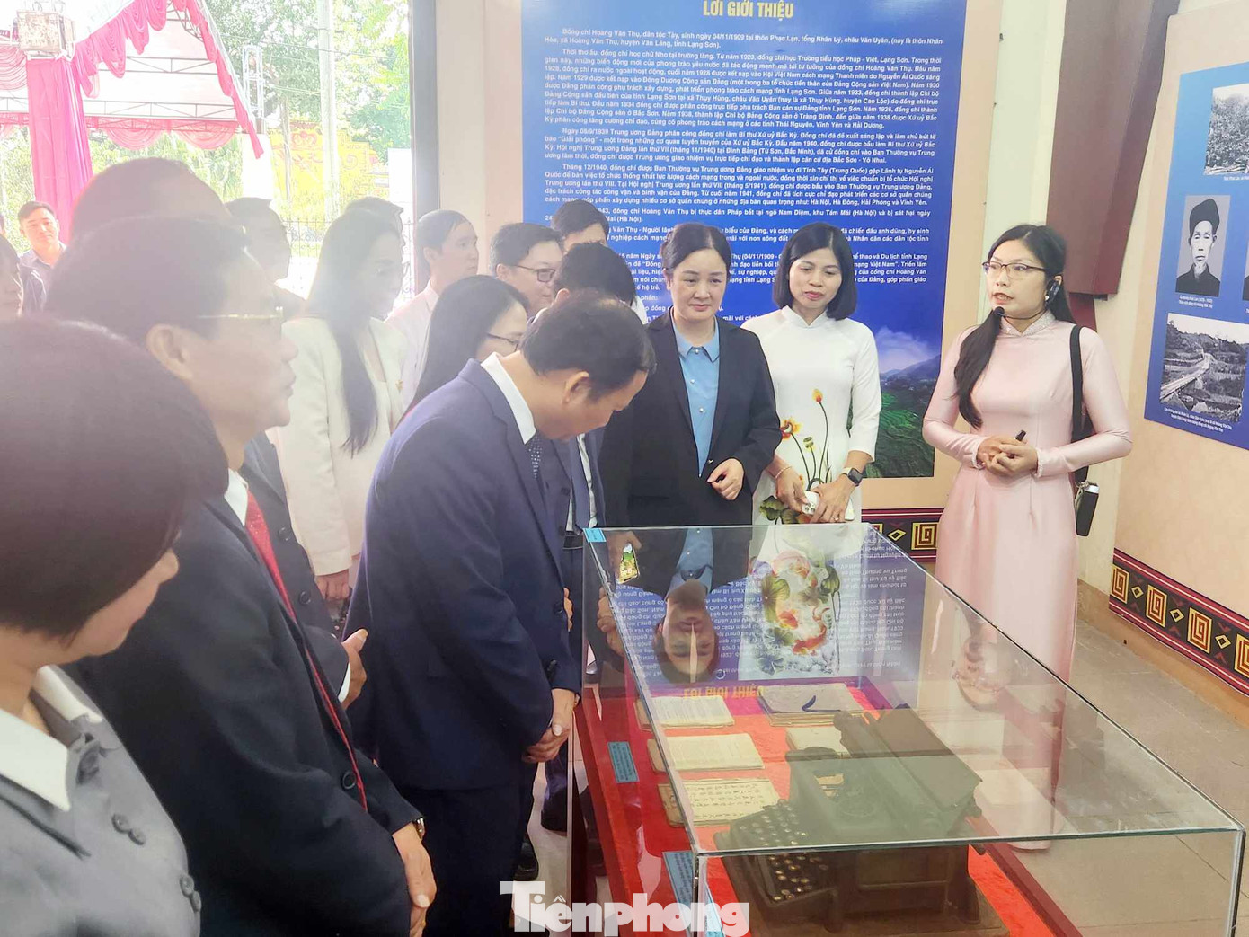 Đông đảo cán bộ, đảng viên đến dự và tham quan, nghiên cứu các hiện vật trong triễn lãm. Đông đảo cán bộ, đảng viên đến dự và tham quan, nghiên cứu các hiện vật trong triễn lãm.