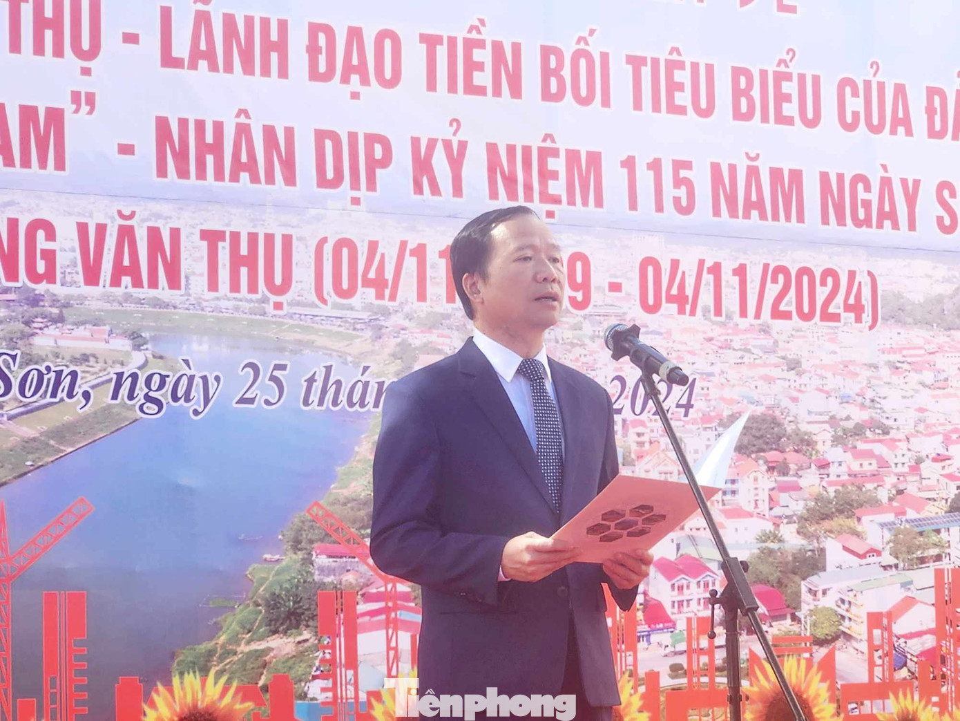 Ông Nguyễn Đặng Ân - Giám đốc Sở VH-TT và DL tỉnh Lạng Sơn khai mạc triển lãm. Ảnh: Duy Chiến. Ông Nguyễn Đặng Ân - Giám đốc Sở VH-TT và DL tỉnh Lạng Sơn khai mạc triển lãm. Ảnh: Duy Chiến.