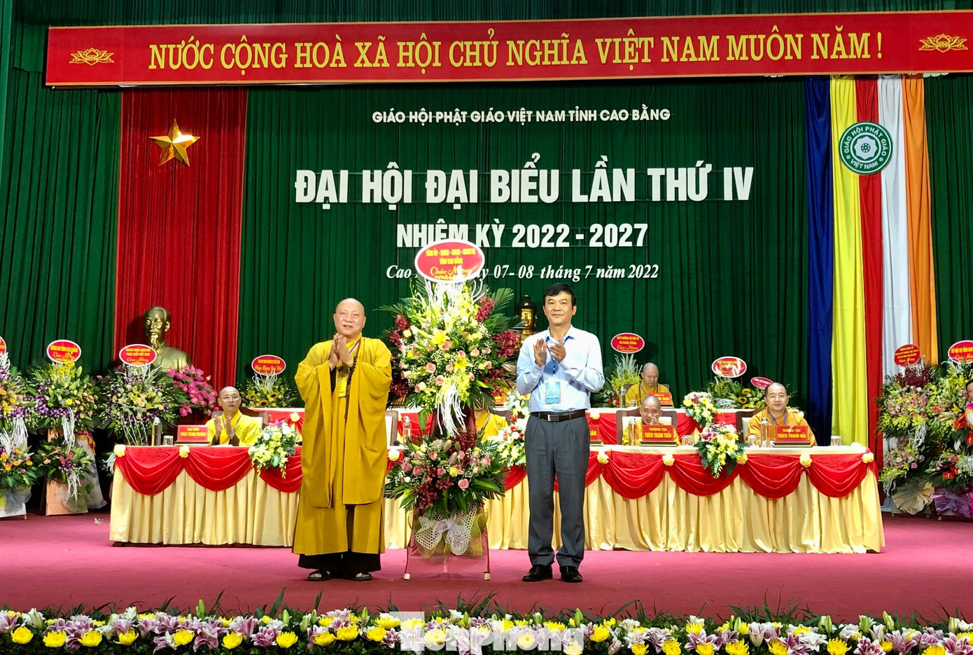 Lãnh đạo tỉnh Cao Bằng tặng hoa chúc mừng đại hội Lãnh đạo tỉnh Cao Bằng tặng hoa chúc mừng đại hội