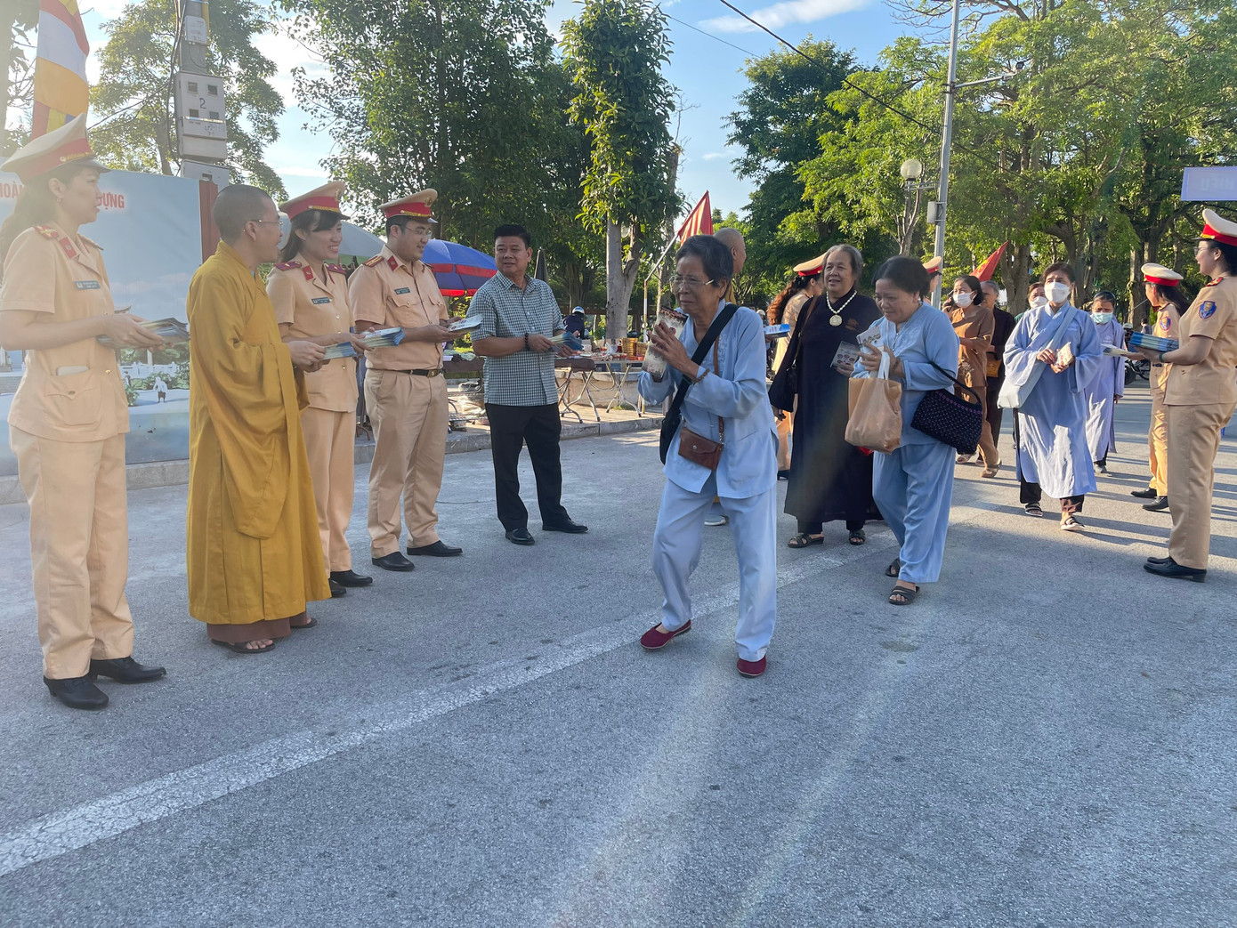 Trên 5.000 tờ rơi đã được phát cho tăng ni, phật tử đến Chùa Thành dự Đại lễ Vu lan. Ảnh: Hoàng Anh