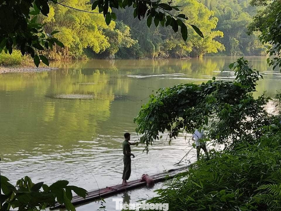 Hiện trường vụ đuối nước ở sông Bằng Giang (huyện Bình Gia), lực lượng chức năng dùng bè mảng tìm kiếm tung tích em Nông Phương Thảo sau nhiều giờ đồng hồ mới có kết quả. Ảnh: Duy Chiến