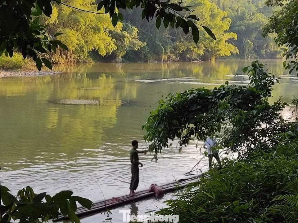 Hiện trường vụ đuối nước ở sông Bằng Giang (huyện Bình Gia), lực lượng chức năng dùng bè mảng tìm kiếm tung tích em Nông Phương Thảo sau nhiều giờ đồng hồ mới có kết quả. Ảnh: Duy Chiến Hiện trường vụ đuối nước ở sông Bằng Giang (huyện Bình Gia), lực lượng chức năng dùng bè mảng tìm kiếm tung tích em Nông Phương Thảo sau nhiều giờ đồng hồ mới có kết quả. Ảnh: Duy Chiến