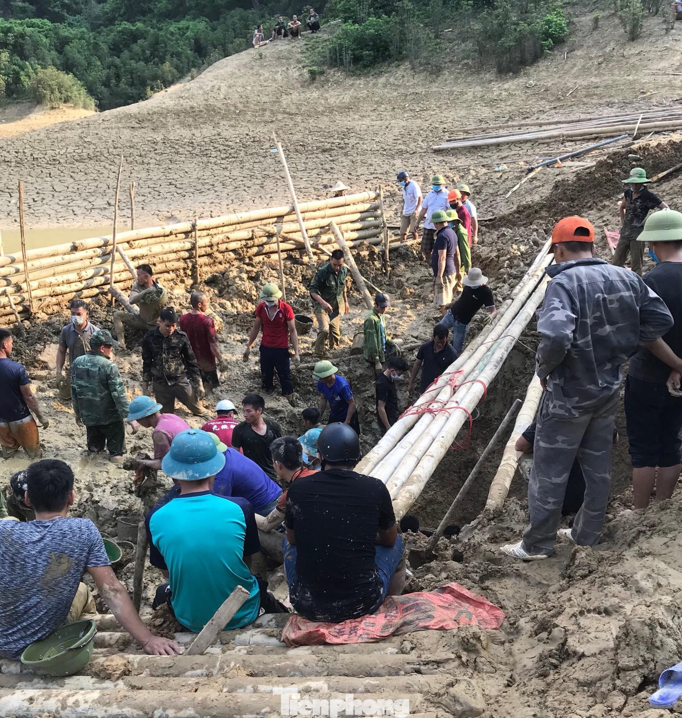Sau nhiều giờ đào bới tìm kiếm, đến khuya 13/7, lực lượng cứu hộ đã tìm thấy thi thể ông Cờ lẫn trong bùn đất sâu hàng chục mét dưới hồ Đồng Lâm. Ảnh: Duy Chiến