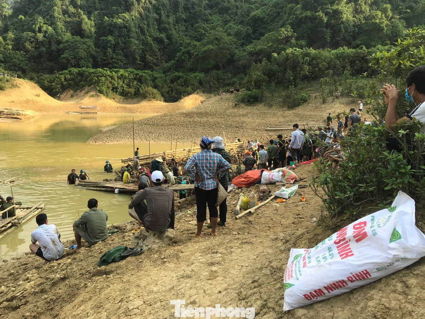 Huyện Hữu Lũng (Lạng Sơn) huy động hàng trăm người đào đất, bùn tìm kiếm thi thể ông Vi Văn Cờ ở hồ Đồng Lâm. Ảnh: Duy Chiến