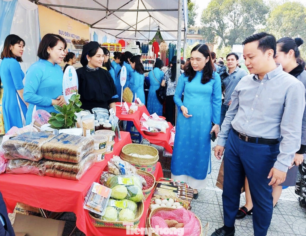 Gian trưng bày phụ nữ khởi nghiệp các dân tộc Cao Bằng. Gian trưng bày phụ nữ khởi nghiệp các dân tộc Cao Bằng.