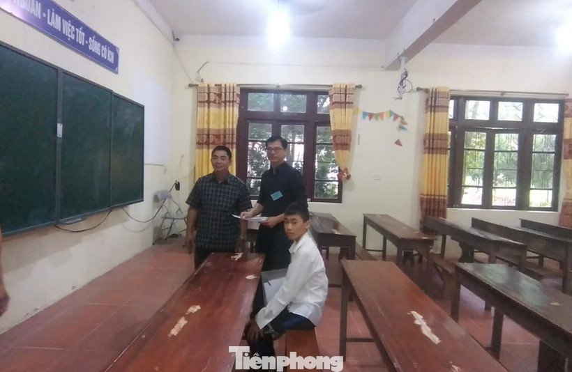 Em Thế Anh đến điểm trường được sự động viên của các thầy cô giáo. Ảnh: P.T Em Thế Anh đến điểm trường được sự động viên của các thầy cô giáo. Ảnh: P.T