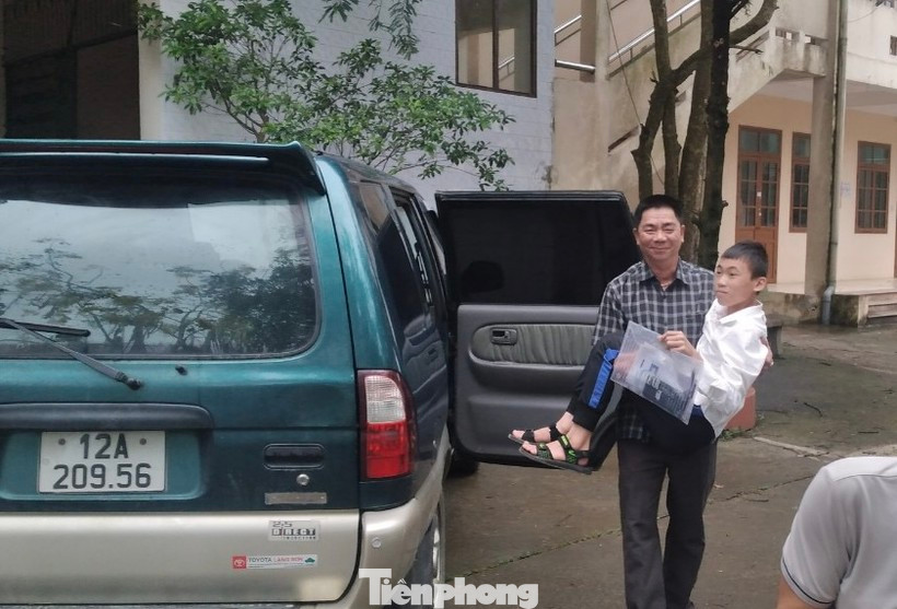 Thầy cô giáo giúp đỡ em Thế Anh đến trường dự thi. Ảnh" P.T Thầy cô giáo giúp đỡ em Thế Anh đến trường dự thi. Ảnh" P.T