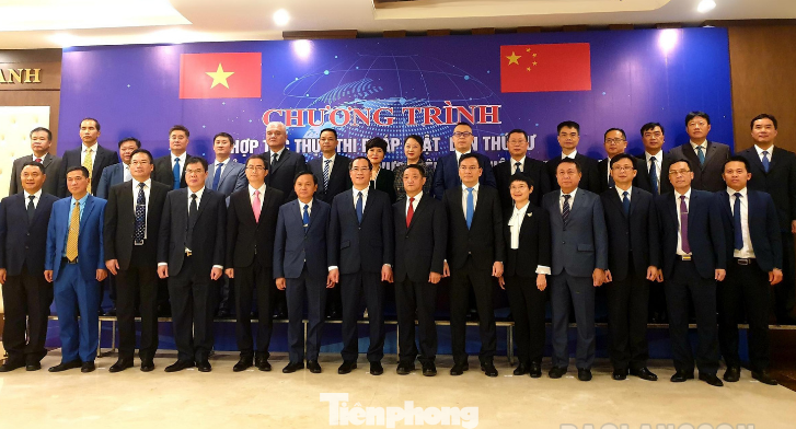 Đại biểu công an hai nước thống nhất tiếp tục sát cánh để đấu tranh các loại tội phạm. Đại biểu công an hai nước thống nhất tiếp tục sát cánh để đấu tranh các loại tội phạm.