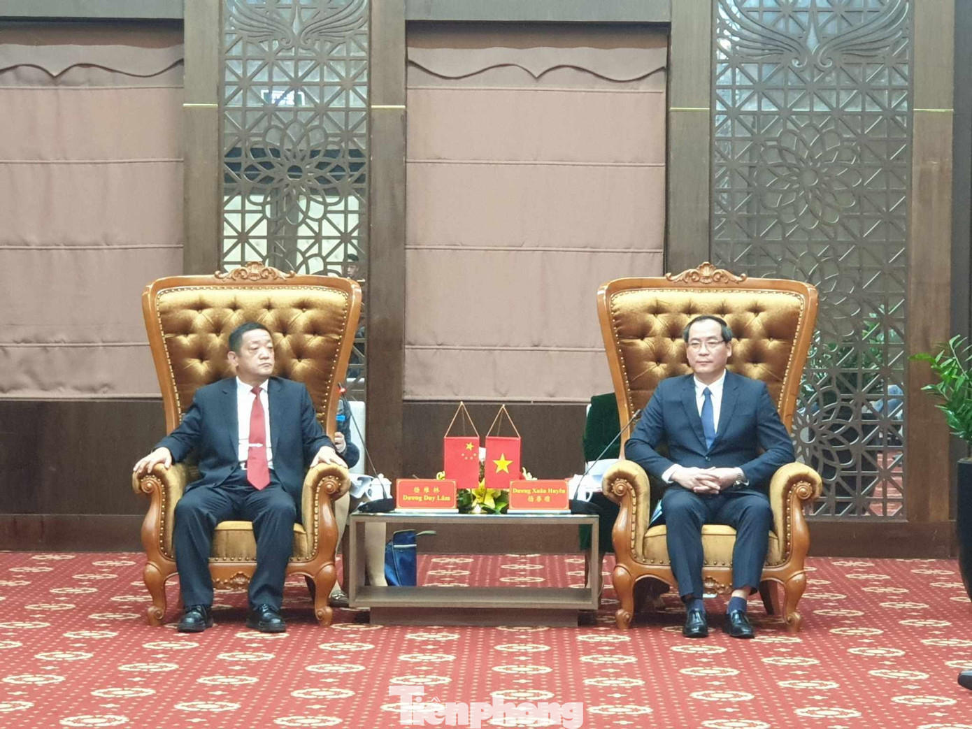 Ông Dương Xuân Huyên, Phó Chủ tịch Thường trực UBND tỉnh Lạng Sơn (bìa phải) tiếp xã giao đoàn Công an Quảng Tây Trung Quốc do ông Dương Duy Lâm, Phó Chủ tịch Khu tự trị, Giám đốc Công an Khu tự trị dân tộc Choang, Quảng Tây làm trưởng đoàn. Ông Dương Xuân Huyên, Phó Chủ tịch Thường trực UBND tỉnh Lạng Sơn (bìa phải) tiếp xã giao đoàn Công an Quảng Tây Trung Quốc do ông Dương Duy Lâm, Phó Chủ tịch Khu tự trị, Giám đốc Công an Khu tự trị dân tộc Choang, Quảng Tây làm trưởng đoàn.