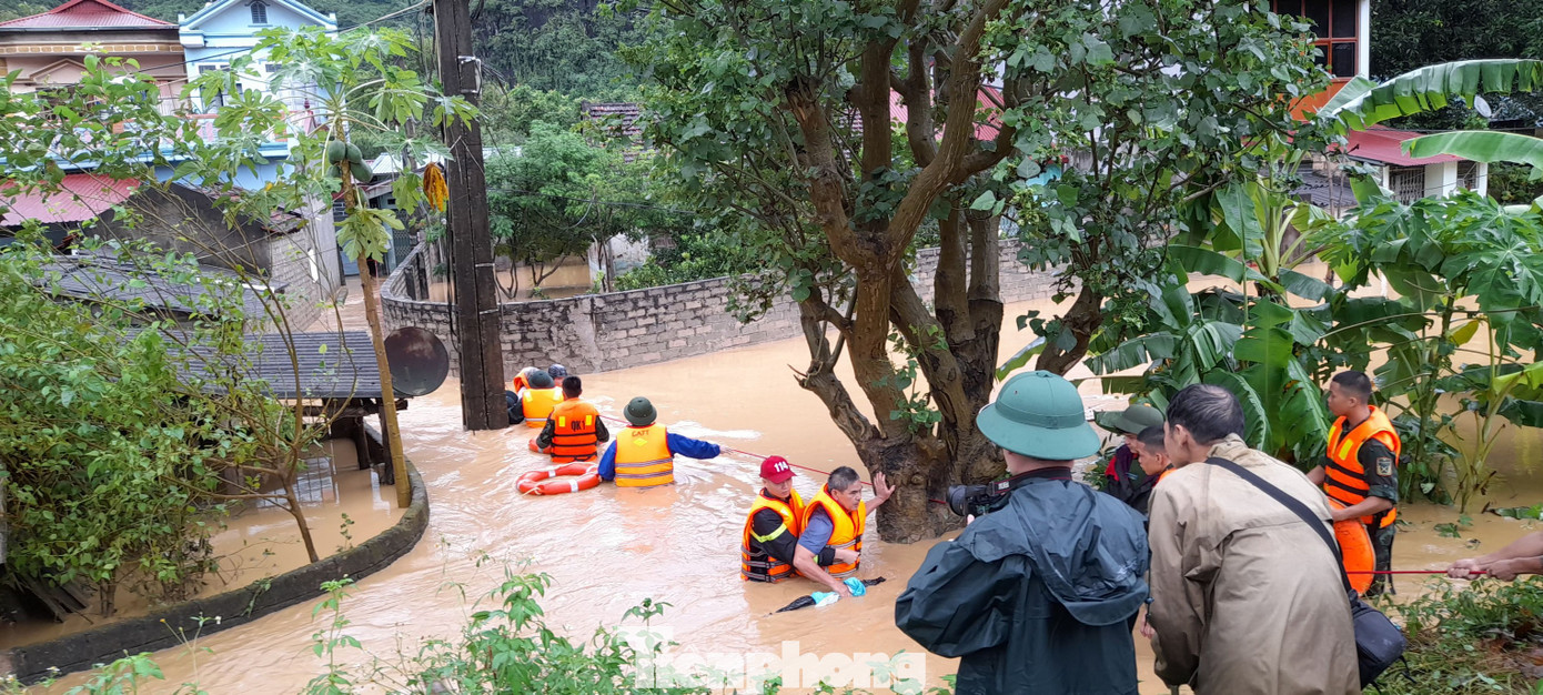 Theo báo cáo nhanh của huyện Chi Lăng, hiện tại nước sông Thương đang lên rất nhanh. Đặc biệt, từ 2h sáng 8/9, mưa lớn gây ra tình trạng ngập lụt nghiêm trọng tại khu vực gần sông Thương, thị trấn Đồng Mỏ và xã Mai Sao. Nước sông dâng cao làm ngập hơn 200 hộ dân, gây mất điện, mất sóng điện thoại và cô lập nhiều khu dân cư. Theo báo cáo nhanh của huyện Chi Lăng, hiện tại nước sông Thương đang lên rất nhanh. Đặc biệt, từ 2h sáng 8/9, mưa lớn gây ra tình trạng ngập lụt nghiêm trọng tại khu vực gần sông Thương, thị trấn Đồng Mỏ và xã Mai Sao. Nước sông dâng cao làm ngập hơn 200 hộ dân, gây mất điện, mất sóng điện thoại và cô lập nhiều khu dân cư.