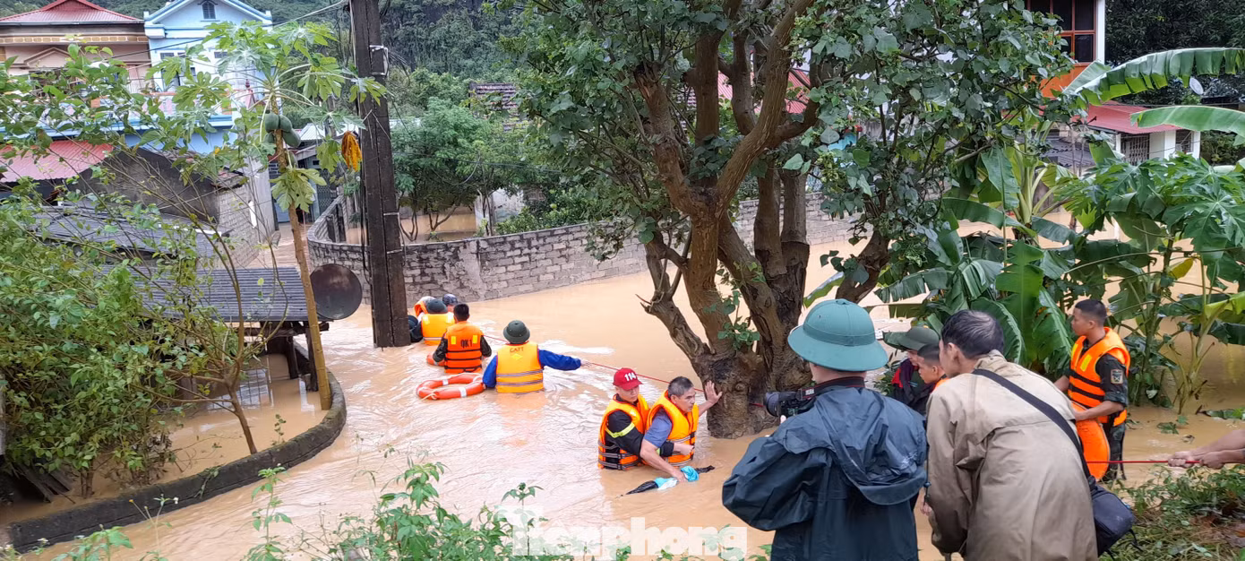 Theo báo cáo nhanh của huyện Chi Lăng, hiện tại nước sông Thương đang lên rất nhanh. Đặc biệt, từ 2h sáng 8/9, mưa lớn gây ra tình trạng ngập lụt nghiêm trọng tại khu vực gần sông Thương, thị trấn Đồng Mỏ và xã Mai Sao. Nước sông dâng cao làm ngập hơn 200 hộ dân, gây mất điện, mất sóng điện thoại và cô lập nhiều khu dân cư.