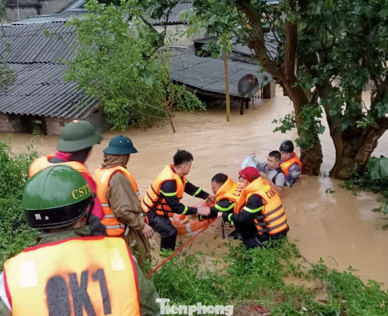 Lực lượng công an khẩn cấp lập các chốt chặn và đặt biển cảnh báo người dân không đi qua các khu vực nguy hiểm. Đồng thời, cùng với các lực lượng khác nhanh chóng hỗ trợ di dời người và tài sản đến nơi an toàn. Đến gần trưa 8/9 đã giải cứu hàng chục người, trong đó có hai em nhỏ tại Khu Ga Bắc, thị trấn Đồng Mỏ khỏi vùng ngập lụt và đưa đến nơi an toàn. Lực lượng công an khẩn cấp lập các chốt chặn và đặt biển cảnh báo người dân không đi qua các khu vực nguy hiểm. Đồng thời, cùng với các lực lượng khác nhanh chóng hỗ trợ di dời người và tài sản đến nơi an toàn. Đến gần trưa 8/9 đã giải cứu hàng chục người, trong đó có hai em nhỏ tại Khu Ga Bắc, thị trấn Đồng Mỏ khỏi vùng ngập lụt và đưa đến nơi an toàn.