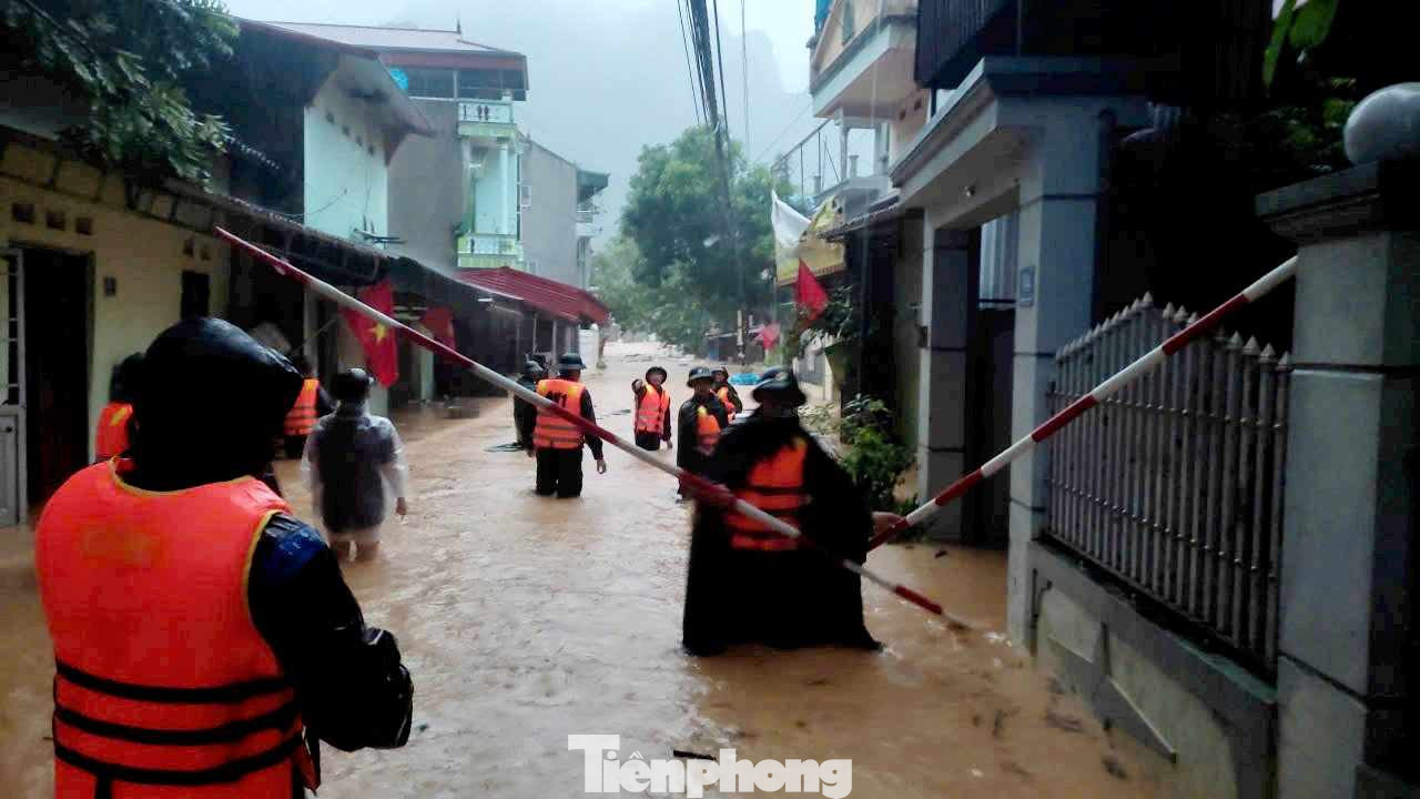 Bộ đội sơ tán người và phương tiện ra khỏi biển nước nguy hiểm. Bộ đội sơ tán người và phương tiện ra khỏi biển nước nguy hiểm.