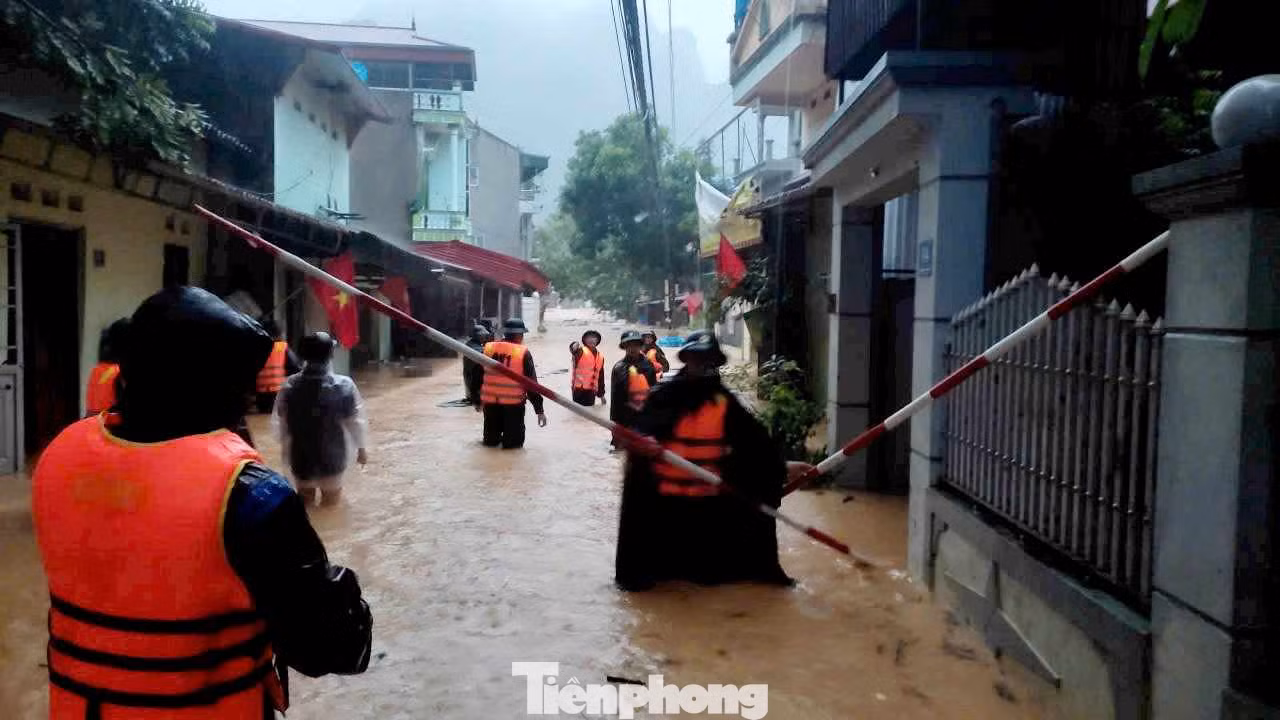 Bộ đội sơ tán người và phương tiện ra khỏi biển nước nguy hiểm.