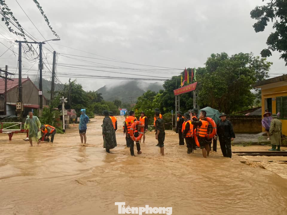 Hiện tại, các địa phương ở huyện Chi Lăng như: Thị trấn Đồng Mỏ, xã Chi Lăng, xã Mai Sao nước đã tràn ngập vào nhà dân gây sự xáo trộn, ảnh hưởng đến sinh hoạt, đời sống, tài sản của người dân địa phương. Hiện tại, các địa phương ở huyện Chi Lăng như: Thị trấn Đồng Mỏ, xã Chi Lăng, xã Mai Sao nước đã tràn ngập vào nhà dân gây sự xáo trộn, ảnh hưởng đến sinh hoạt, đời sống, tài sản của người dân địa phương.