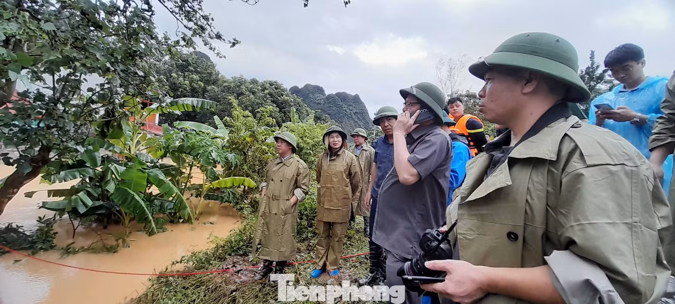 Lãnh đạo tỉnh, huyện Chi Lăng trực tiếp đến hiện trường chỉ đạo việc cứu hộ nhân dân.
