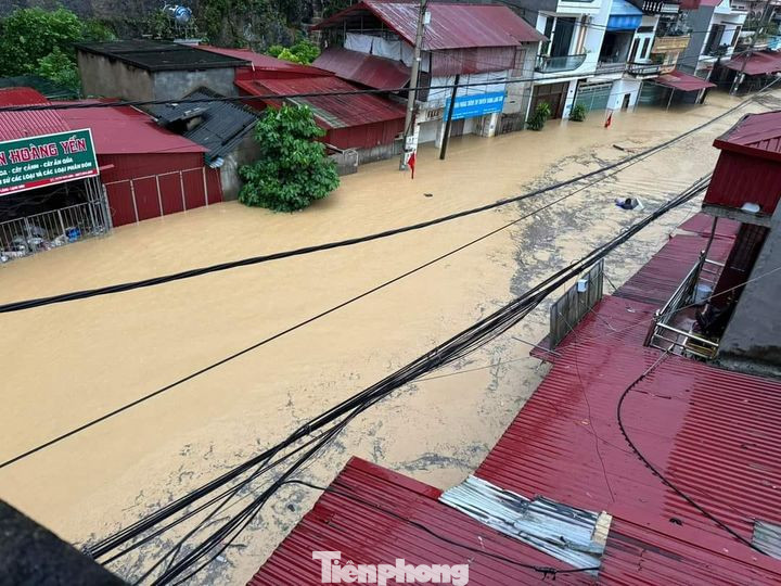 Đường phố ở thị trấn Đồng Mỏ, huyện Chi Lăng biến thành sông. Đường phố ở thị trấn Đồng Mỏ, huyện Chi Lăng biến thành sông.