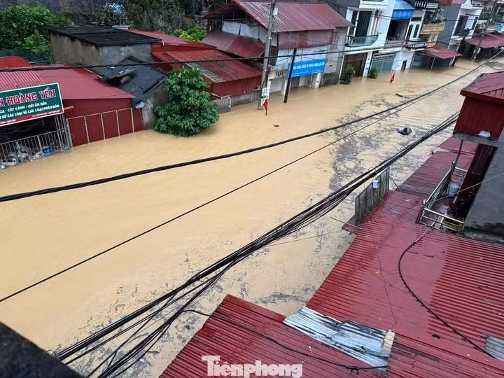 Đường phố ở thị trấn Đồng Mỏ, huyện Chi Lăng biến thành sông.