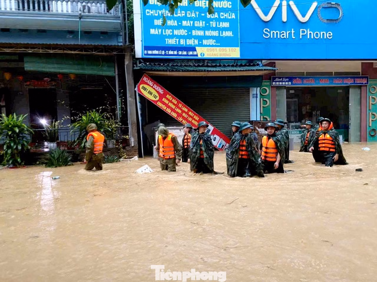 Rạng sáng 8/9, đoàn cán bộ, chiến sỹ Trung đoàn 141, Sư đoàn 3, Quân khu 1 cũng đã có mặt tại huyện Chi Lăng, phối hợp với cấp ủy, chính quyền, nhân dân địa phương khắc phục hậu quả bão lũ.