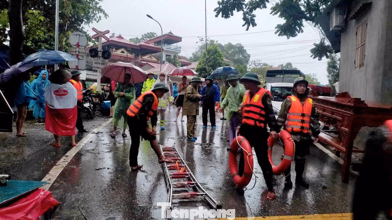 Rạng sáng 8/9, cán bộ chiến sỹ Trung đoàn 141, Sư đoàn 3 đã có mặt tại huyện Chi Lăng tham gia cứu hộ, cứu nạn.
