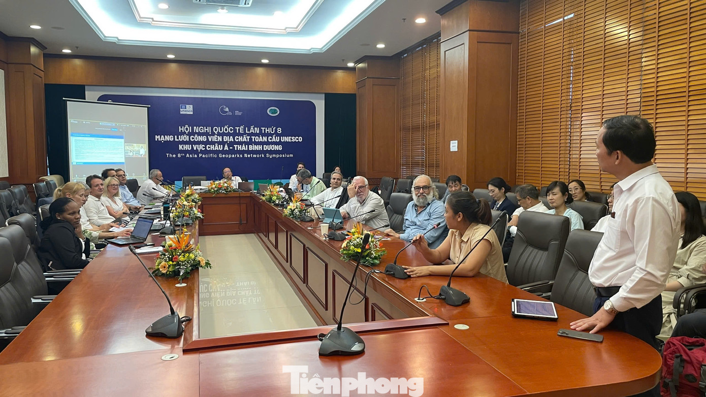 Ông Nguyễn Đặng Ân (đứng, bìa phải), giám đốc Sở Văn hóa - Thể thao - Du lịch Lạng Sơn phát biểu tại Hội nghị quốc tế lần thứ 8 mạng lưới công viên địa chất toàn cầu, chiều 8/9. Ông Nguyễn Đặng Ân (đứng, bìa phải), giám đốc Sở Văn hóa - Thể thao - Du lịch Lạng Sơn phát biểu tại Hội nghị quốc tế lần thứ 8 mạng lưới công viên địa chất toàn cầu, chiều 8/9.