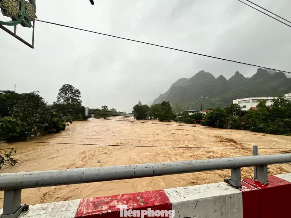 Hiện nay, nước trên sông Thương đang dâng lên cao, tràn vào nhà dân, làng bản. Hiện nay, nước trên sông Thương đang dâng lên cao, tràn vào nhà dân, làng bản.