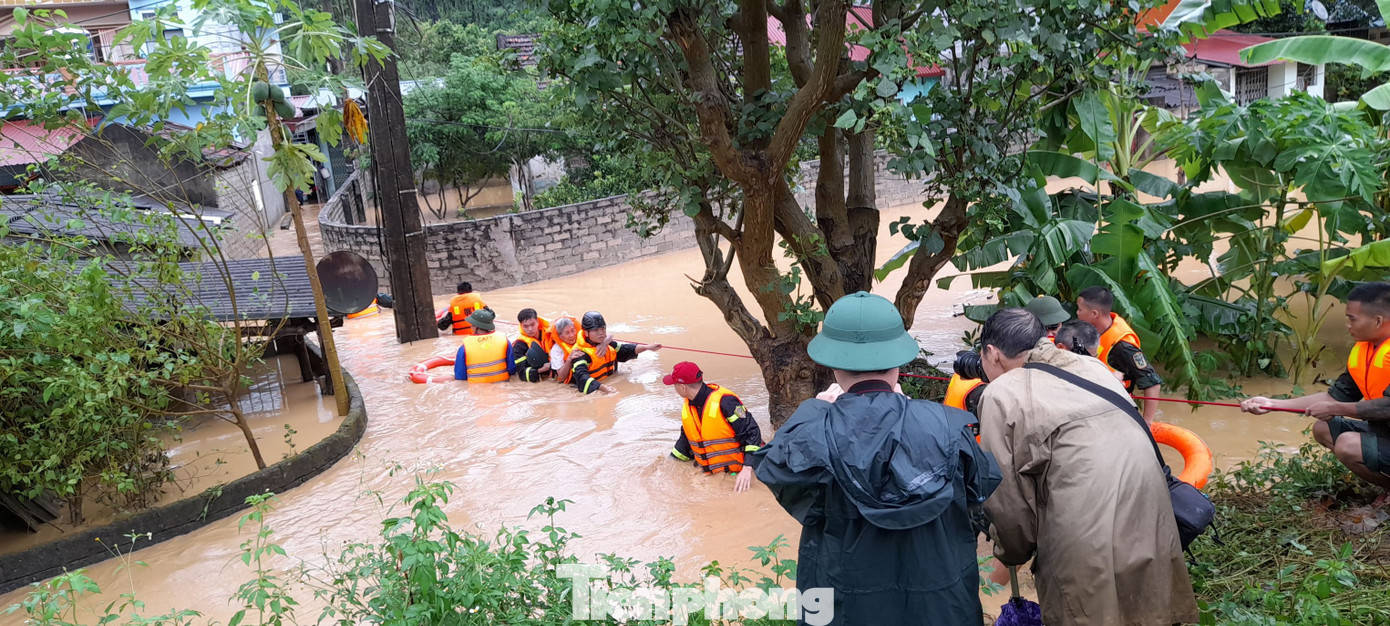 Các lực lượng chức năng địa phương đang tích cực thực hiện công tác cứu hộ, cứu nạn người dân đang bị cô lập ven sông Thương. Lãnh đạo tỉnh Lạng Sơn, huyện Chi Lăng và lực lượng chức năng huy động nhân lực, phương tiện nhanh chóng tiếp cận hiện trường, giải cứu nhân dân. Trong ảnh: Lực lượng chức năng đang giải cứu người dân ra khỏi "ốc đảo" nước ở thị trấn Đồng Mỏ, huyện Chi Lăng. Các lực lượng chức năng địa phương đang tích cực thực hiện công tác cứu hộ, cứu nạn người dân đang bị cô lập ven sông Thương. Lãnh đạo tỉnh Lạng Sơn, huyện Chi Lăng và lực lượng chức năng huy động nhân lực, phương tiện nhanh chóng tiếp cận hiện trường, giải cứu nhân dân. Trong ảnh: Lực lượng chức năng đang giải cứu người dân ra khỏi "ốc đảo" nước ở thị trấn Đồng Mỏ, huyện Chi Lăng.