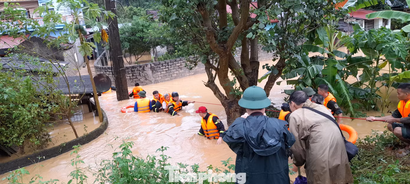 Các lực lượng chức năng địa phương đang tích cực thực hiện công tác cứu hộ, cứu nạn người dân đang bị cô lập ven sông Thương. Lãnh đạo tỉnh Lạng Sơn, huyện Chi Lăng và lực lượng chức năng huy động nhân lực, phương tiện nhanh chóng tiếp cận hiện trường, giải cứu nhân dân. Trong ảnh: Lực lượng chức năng đang giải cứu người dân ra khỏi "ốc đảo" nước ở thị trấn Đồng Mỏ, huyện Chi Lăng.