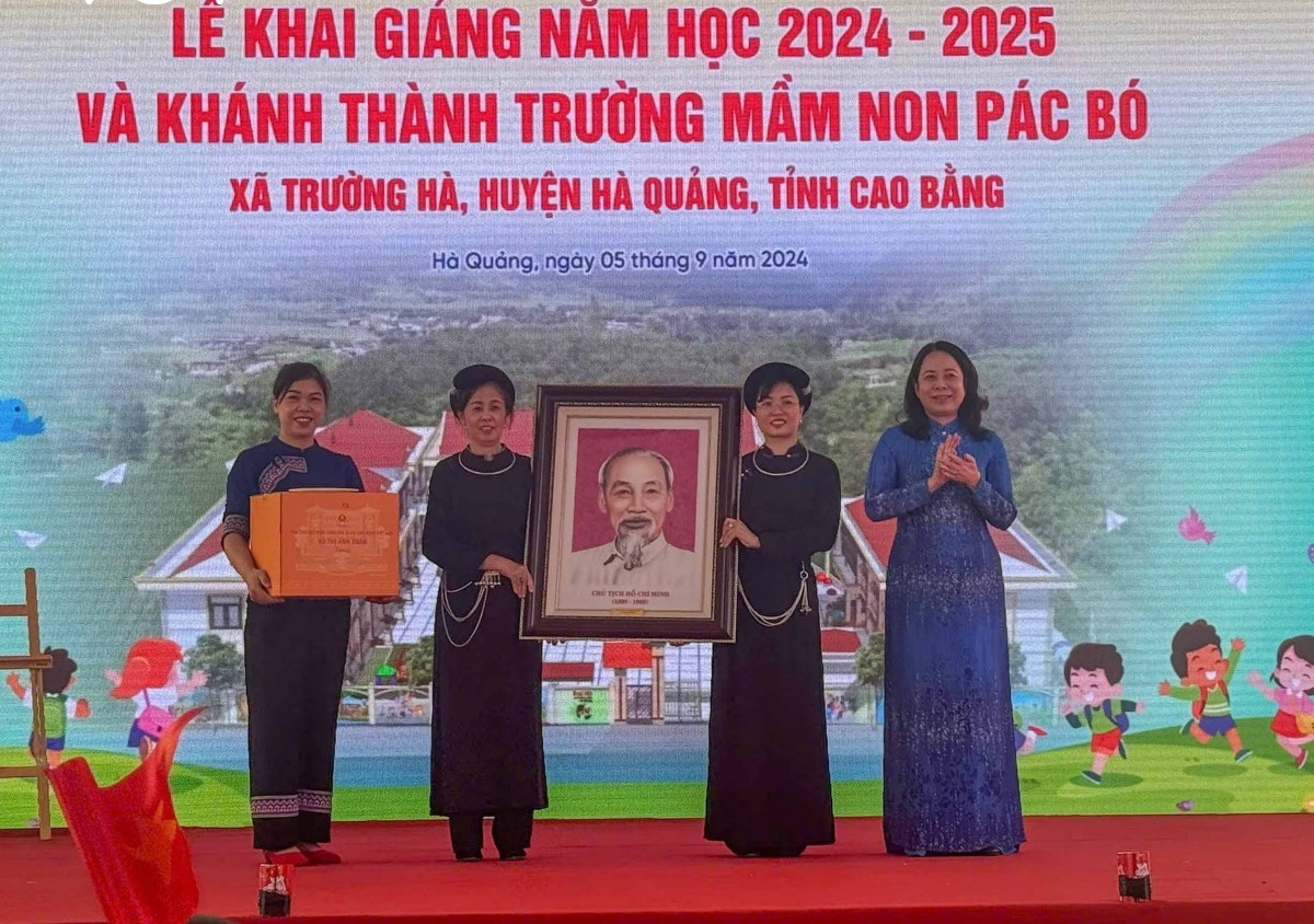 Phó Chủ tịch nước Võ Thị Ánh Xuân tặng quà cho Trường Mầm non Pác Bó. Phó Chủ tịch nước Võ Thị Ánh Xuân tặng quà cho Trường Mầm non Pác Bó.