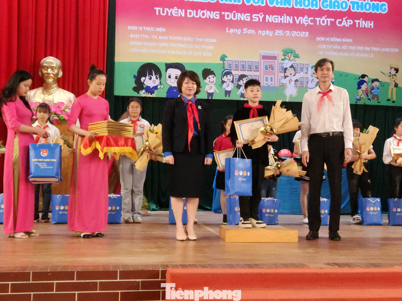 Nhiều em người dân tộc thiểu số xứ Lạng đạt danh hiệu &quot;Dũng sỹ nghìn việc tốt&quot;. Ảnh: Duy Chiến