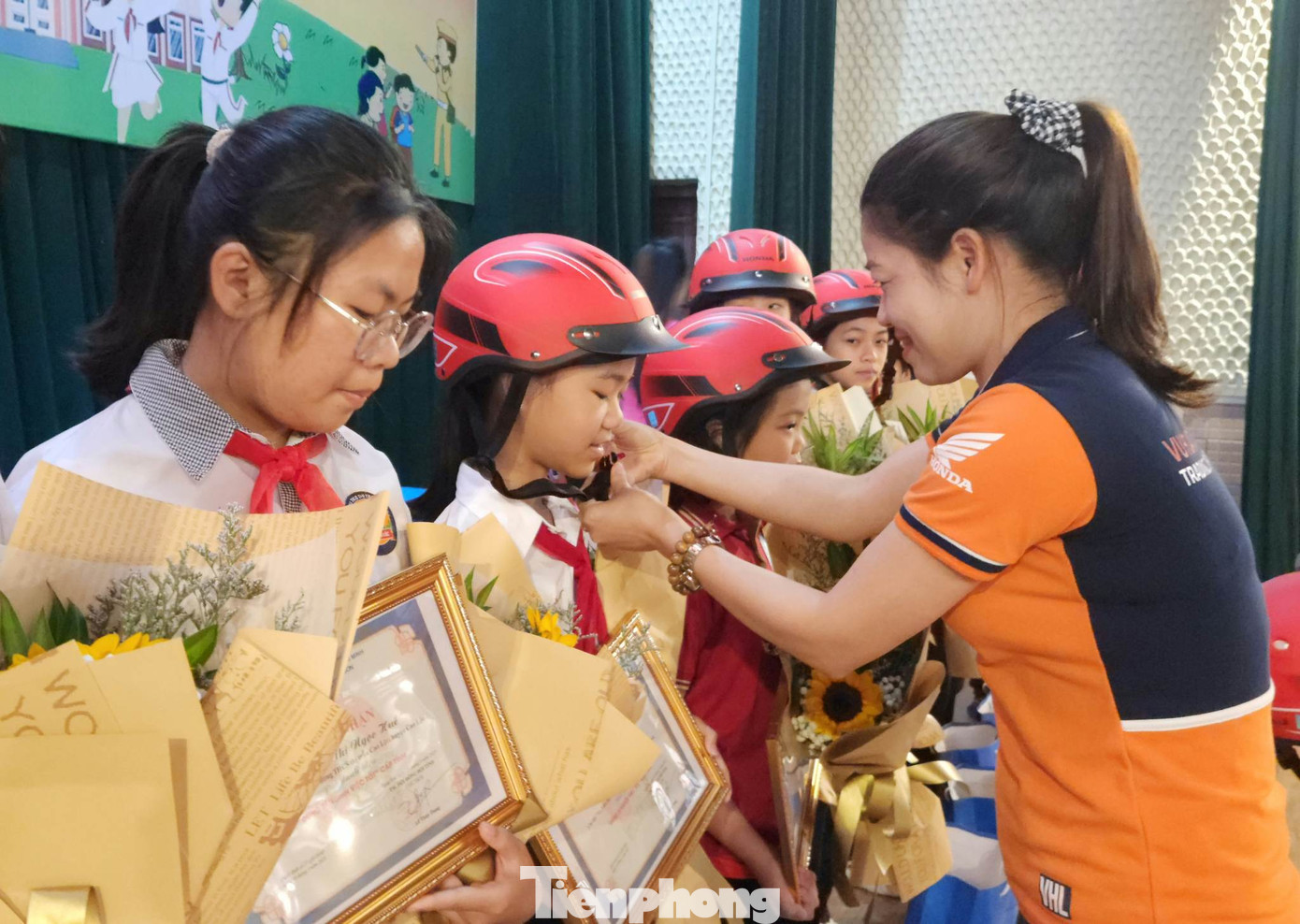 Trao tặng mũ bảo hiểm cho học sinh