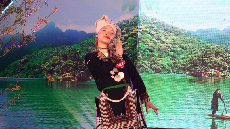 Các hoạt động văn hóa, tôn vinh đất và người khu vực Việt Bắc gắn với đời sống nhân dân.