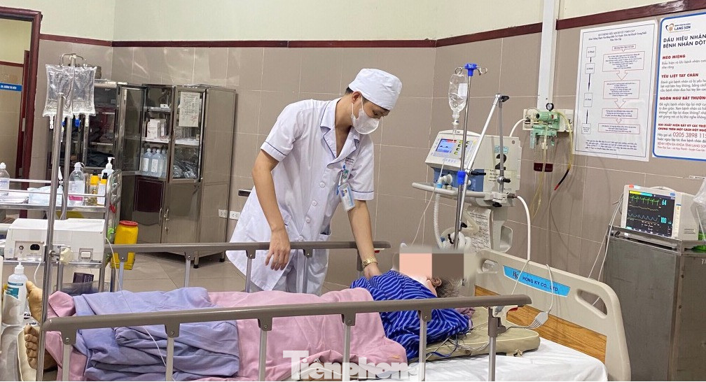 Một bệnh nhân vừa nhập viện cấp cứu vì ngã từ cây hồi xuống đất. Ảnh: BV