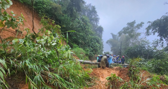 Các lực lượng chức năng Cao Bằng vẫn đang nỗ lực tiếp cận hiện trường xảy ra vụ việc, tham gia cứu hộ cứu nạn. Các lực lượng chức năng Cao Bằng vẫn đang nỗ lực tiếp cận hiện trường xảy ra vụ việc, tham gia cứu hộ cứu nạn.