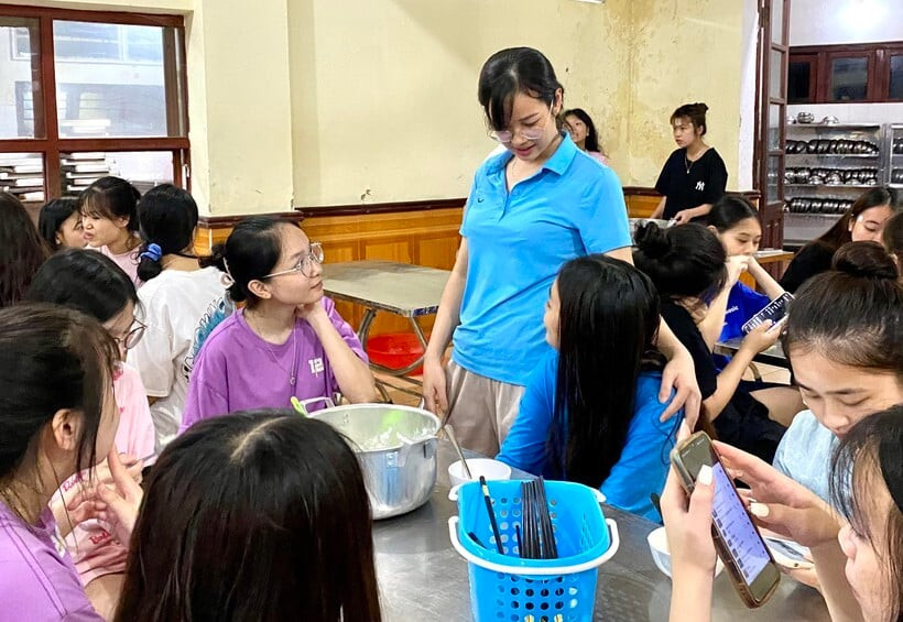 Trường PTTH Nội trú tỉnh tổ chức nấu cháo, cơm phục vụ cho các em thí sinh.