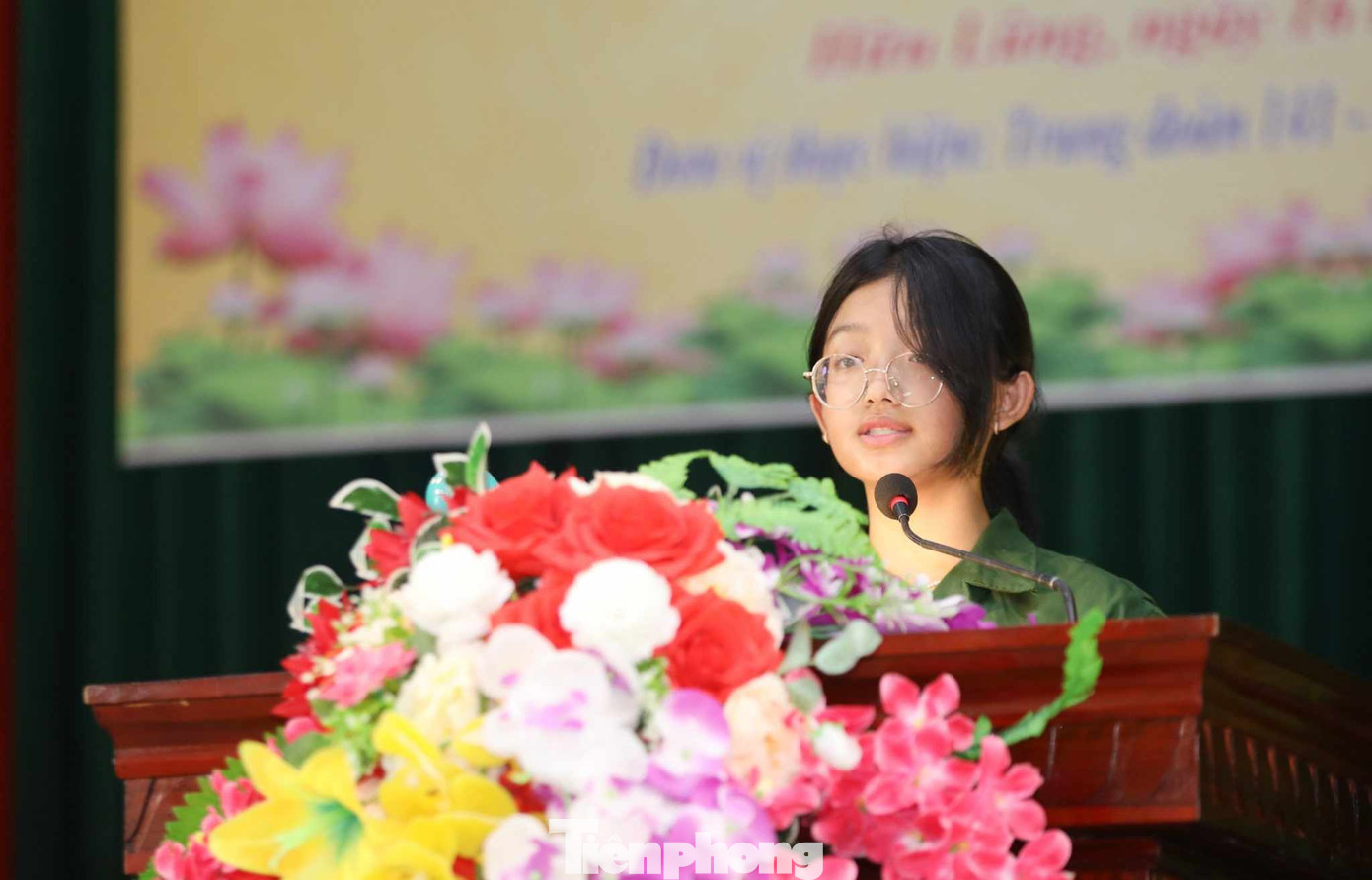 Em Vũ Cát Tường thay mặt các bạn tham gia "Học kỳ trong quân đội" bày tỏ cảm xúc của mình. Ảnh: Duy Chiến