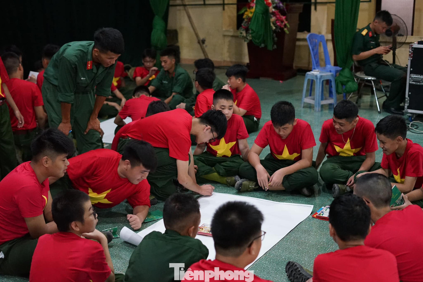 Cùng vẽ tranh ca ngợi quê hương, đất nước. Ảnh: Duy Chiến